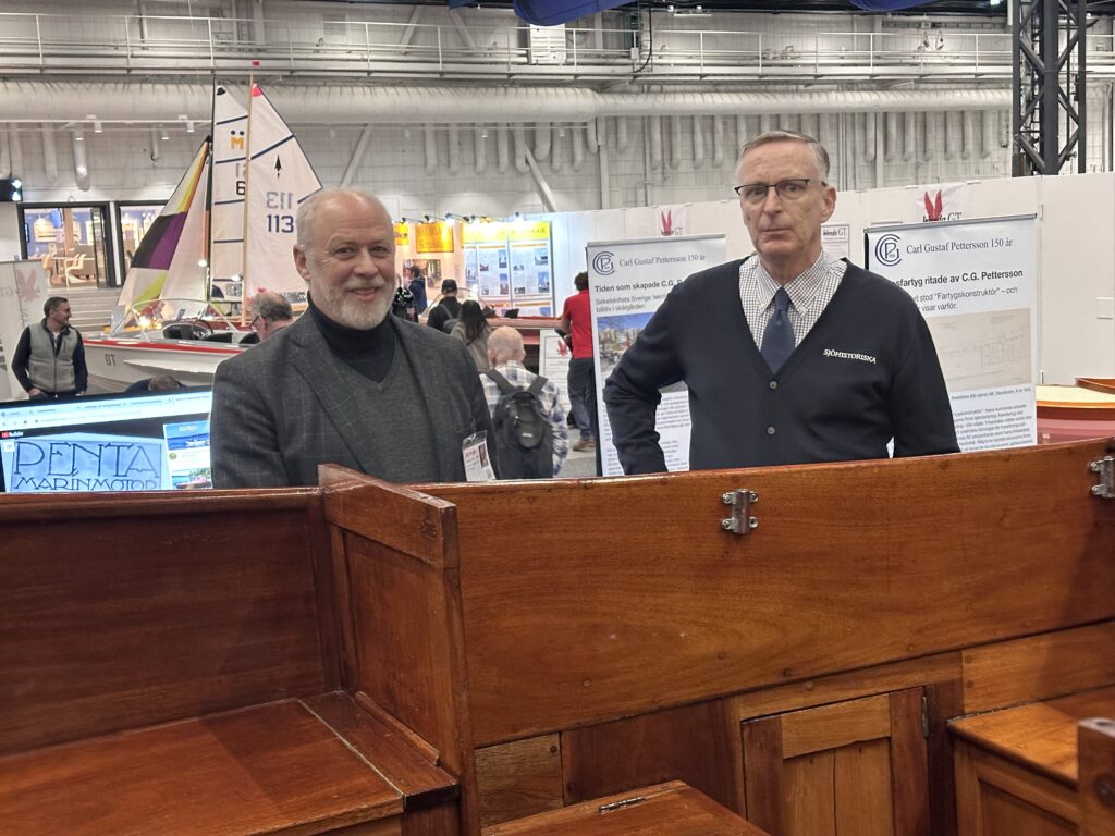 Sjöhistoriska museets chef Mats Djurberg visades runt i BHRF:s monter av förbundets ordförande Dan Thorell. Foto: Martin Prieto Beaulieu