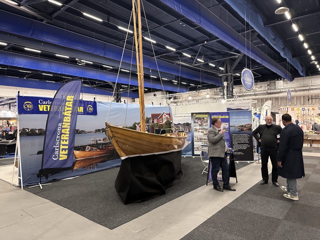 Blekinge var väl representerat genom Carlscrona Veteranbåtars färgglada monter, där en nyrenoverad Blekingseka lottades ut. Här fanns också information om Carlscrona Båteskader och Karlskrona kommun. Foto: Martin Prieto Beaulieu
