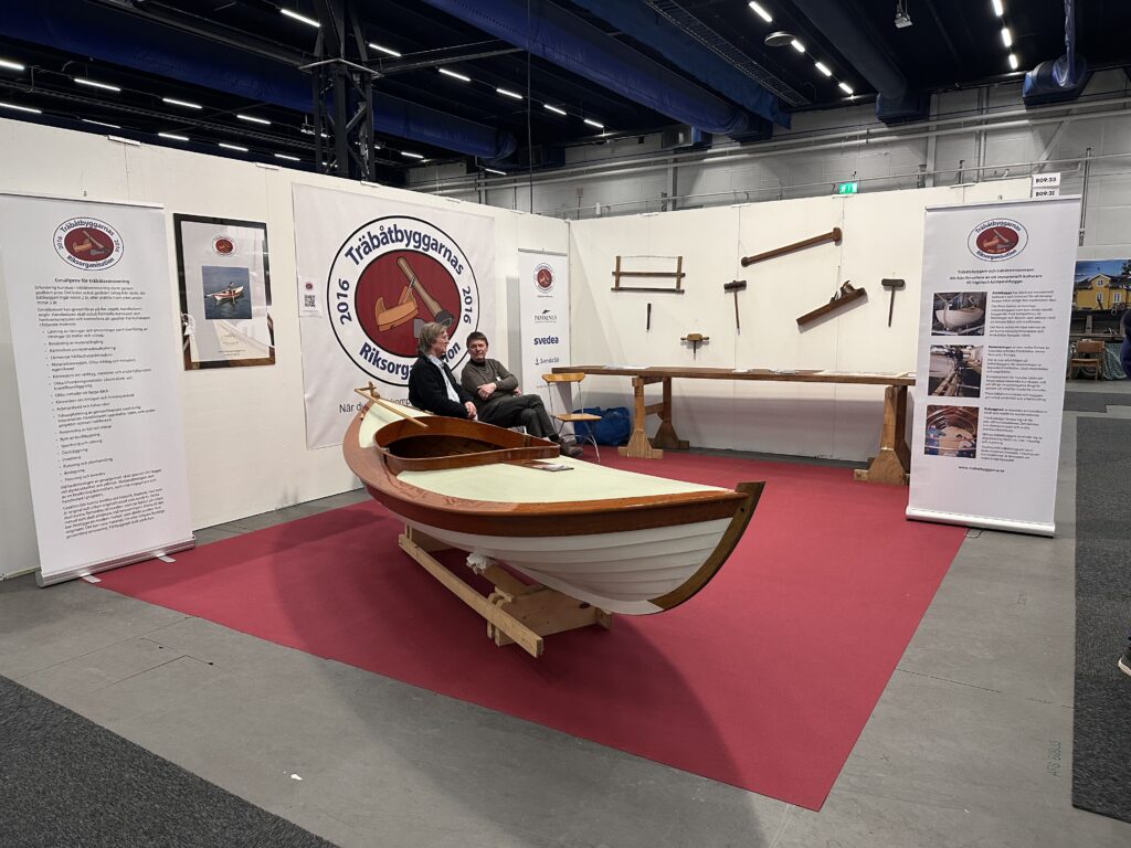 Träbåtsbyggarna med en nybyggd jaktkanot – ett fint exempel på hur klassiska båttyper och hantverkstraditioner förs vidare i vår tid. Foto: Martin Prieto Beaulieu