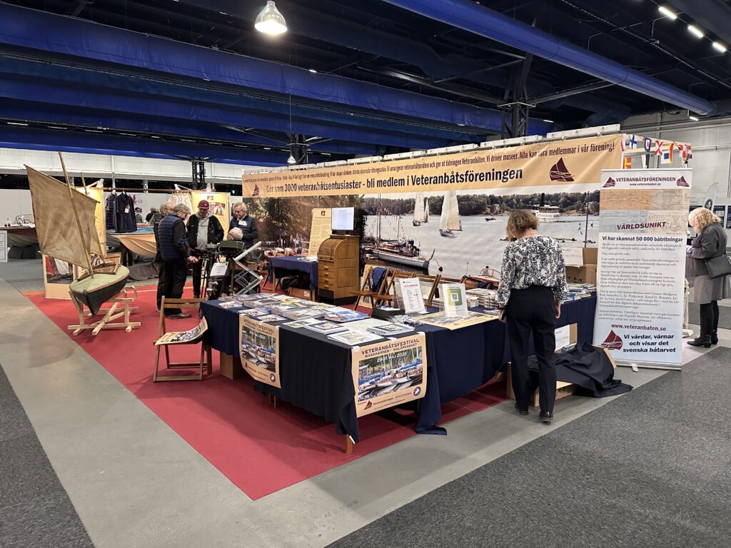 Veteranbåtsföreningen, landets största förening räknat i antal medlemmar, visade en segelkanot i sin monter. Föreningen hade även tidningar och böcker till försäljning. Foto: Martin Prieto Beaulieu