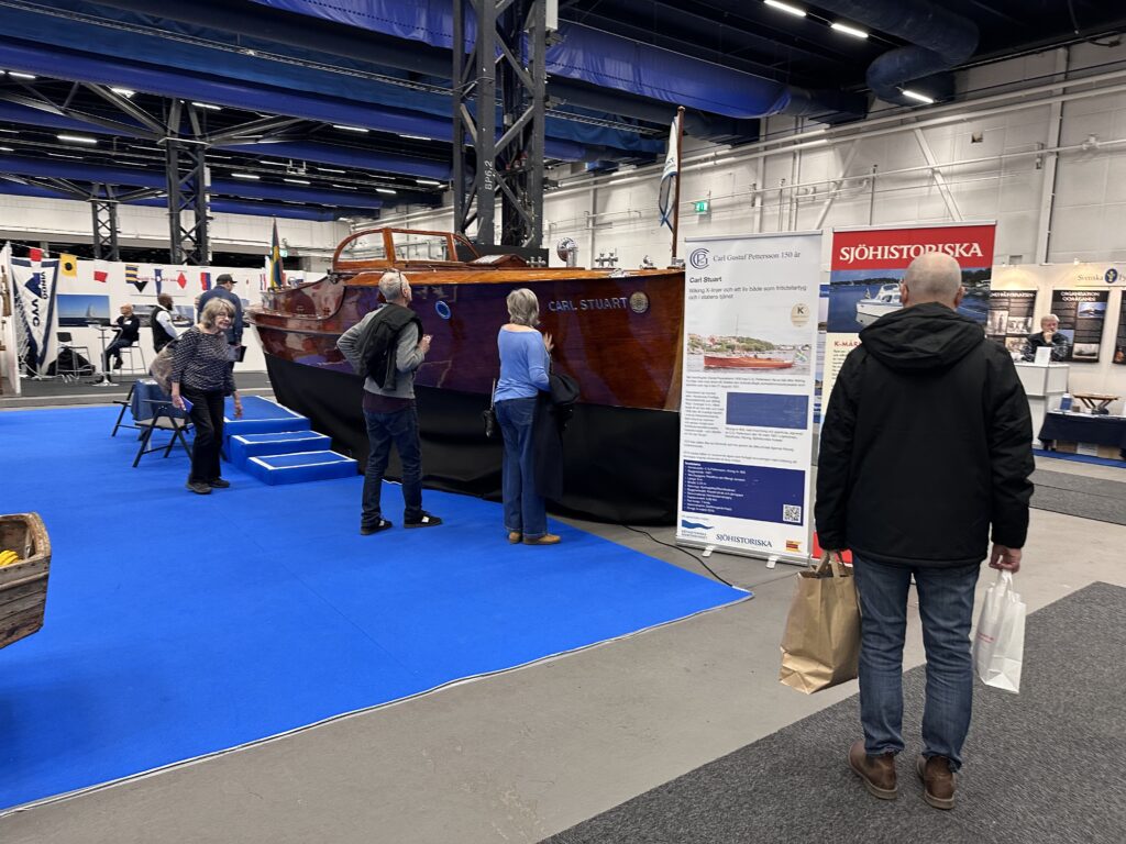 Classic Boat Shows främsta dragplåster var Carl Stuart, en K-märkt C.G. Pettersson-konstruktion från 1931, registrerad som MYS-båt och mässans enda klassiska motorbåt. Båten visades tillsammans med en CGP-utställning framtagen i samarbete med Sjöhistoriska museet och CGP-sällskapet. Foto: Martin Prieto Beaulieu