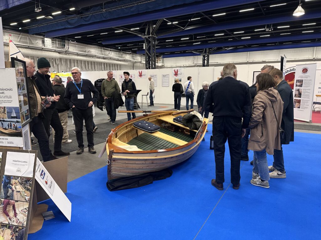 Strängnäs Träbåtsbyggare visade en nybyggd jolle efter förebild från en CGP-ritning från 1914, som ett levande exempel på hur det båthistoriska arvet förs vidare. Foto: Martin Prieto Beaulieu