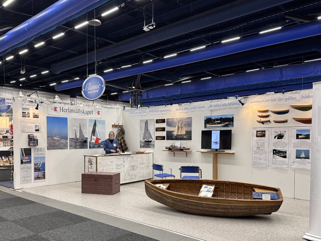 Herlin-sällskapet visade halvmodeller och en Herlin-dinge – en monter som knöt samman båthistoria, formkänsla och hantverk. Foto: Martin Prieto Beaulieu
