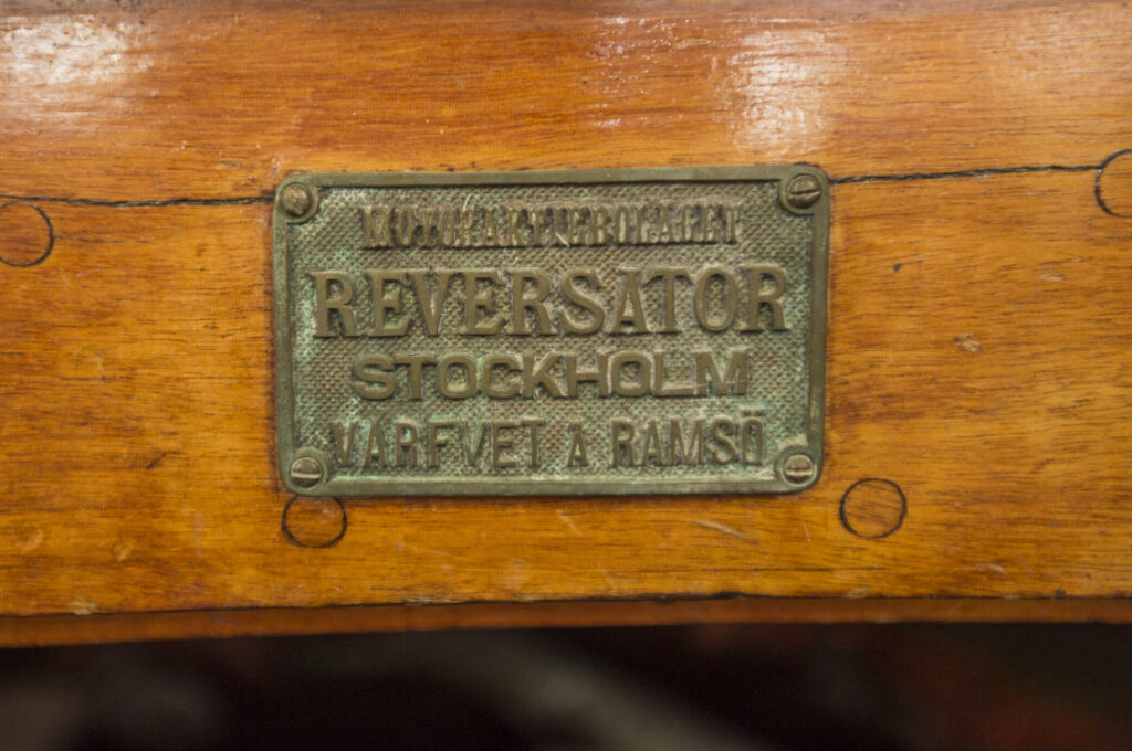 Reversatorvarvet på Ramsö var en av motorbåtsepokens tidigaste verkstäder – här byggdes lätta, snabba och praktiska fritidsbåtar när den moderna skärgårdsbåten tog form. På varvet arbetade C.G. Pettersson som varvschef, och många av hans tidiga linjer blev verklighet just här – däribland Plurr (1905). Foto: Anneli Karlsson / Sjöhistoriska