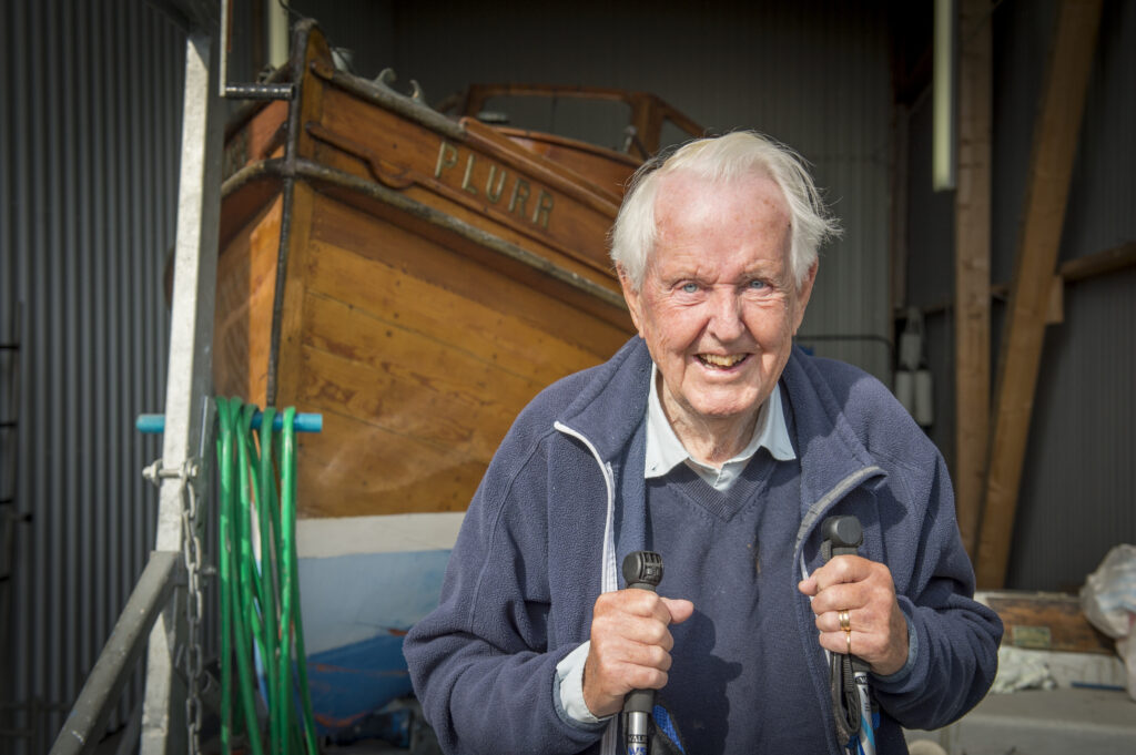 Carl-Erik Arcini (född 1926) skänkte Plurr till Sjöhistoriska museet i Stockholm 2016. Familjen Arcini köpte båten 1945, efter att Plurr tjänstgjort i Svenska marinen under andra världskriget. Foto: Anneli Karlsson / Sjöhistoriska