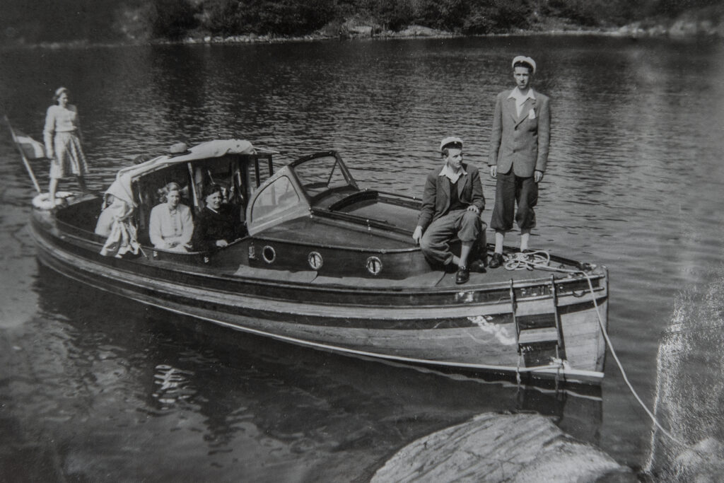 Familjen Arcini ombord på Plurr i Nyköping. Sedan köpet 1945 blev Plurr ett brukat familjefartyg – vårdat och använt i generationer, med berättelser och vardagsliv som fortfarande sitter kvar i borden- Foto: Torsten Arcini