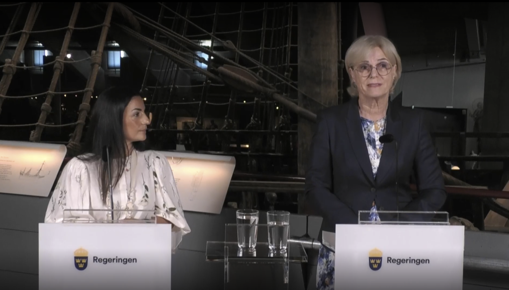 Kulturminister Parisa Liljestrand (M) och den särskilda utredaren Karin Forseke vid pressträffen på Vasamuseet den 16 juni 2025. Foto: Regeringskansliet.