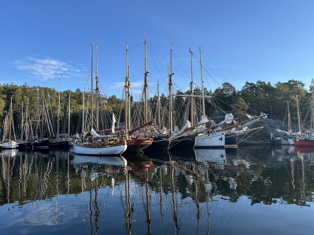 Napoleonviken, en av Stockholms skärgårds mest uppskattade naturhamnar, samlar varje höst skutor inför Saltkråkan Race. Genom tävlingen levandegörs både det materiella och det immateriella flytande kulturarvet. Här förs kunskapen om att underhålla, rigga och segla traditionsfartyg vidare i praktiken – från hantverk och riggarbete till manövrering och sjösäkerhet. Foto: Martin Prieto Beaulieu