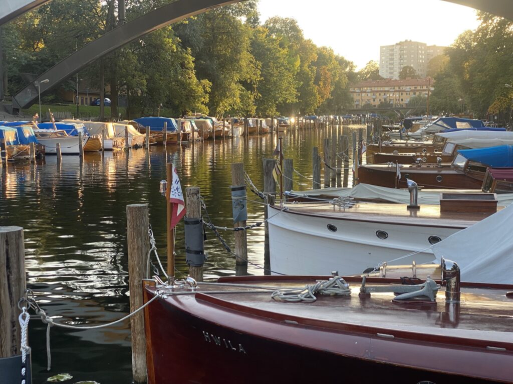 Heleneborgs Båtklubb vid Pålsundet på Långholmen i Stockholm är mer än en båtklubb – det är en maritim kulturhamn. Här vårdas bland annat den nordiska träbåtstraditionen, som sedan 2021 finns upptagen på Unescos lista över immateriella kulturarv. Båtarna i Pålsundet utgör en levande kulturmiljö och en turistattraktion som lockar såväl stockholmare som besökare från hela världen. Foto: Martin Prieto Beaulieu