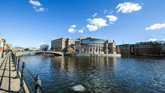 Riksdagshuset och Riksbron sedda från Strömbron. Foto: Camilla Svensk/Sveriges riksdag