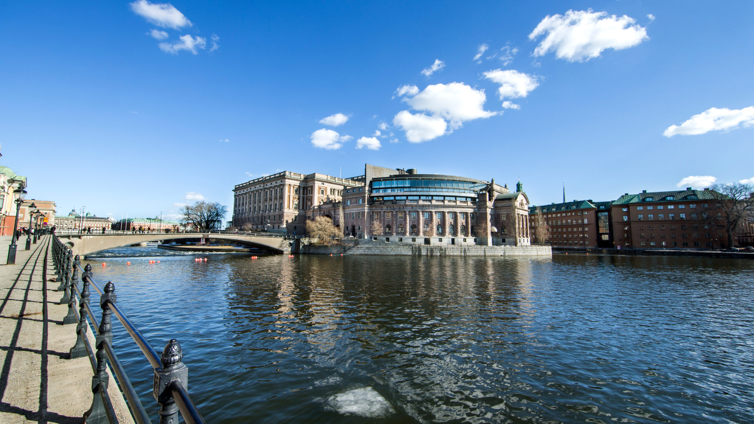 Riksdagshuset och Riksbron sedda från Strömbron. Foto: Camilla Svensk/Sveriges riksdag