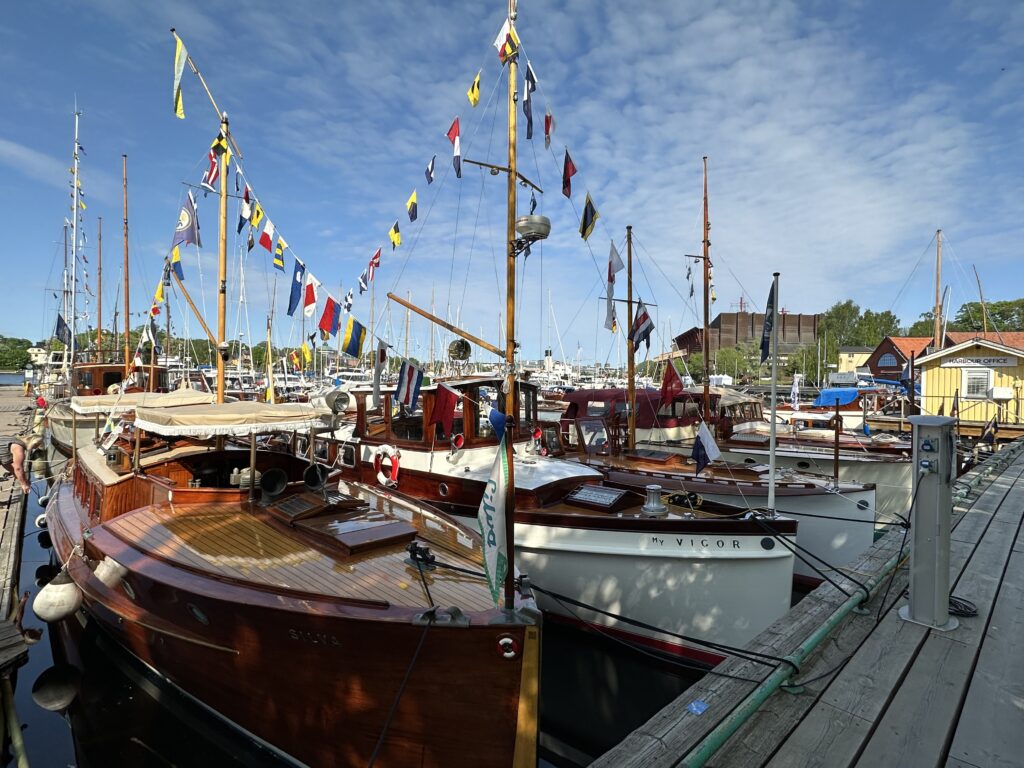 Klassiska båtar samlade i Wasahamnen under Veteranbåtsfestivalen – ett levande möte mellan formskönhet, brukande och båthistoria. Närmast i bild ligger Petterssonbåten M/Y Silva från 1923. Foto: Martin Prieto Beaulieu