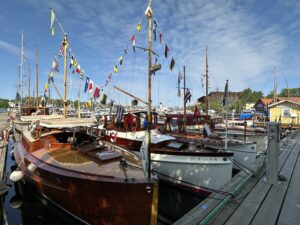 Klassiska båtar samlade i Wasahamnen under Veteranbåtsfestivalen – ett levande möte mellan formskönhet, brukande och båthistoria. Närmast i bild ligger Petterssonbåten M/Y Silva från 1923. Foto: Martin Prieto Beaulieu