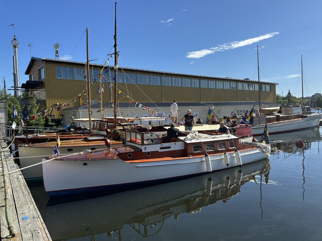 Wiking VI vid Veteranbåtsfestivalen 2026 i Wasahamnen på Djurgården i Stockholm, där hon deltog i firandet av C.G. Petterssons 150-årsjubileum. Foto: Martin Prieto Beaulieu