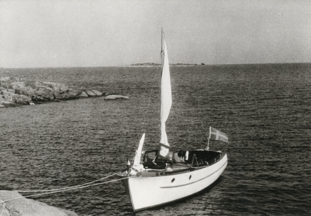 CIAMI med för- och storsegel. Här framträder hennes dubbla identitet som både motorbåt och segelbåt. Foto: Okänd fotograf / Sjöhistoriska museet