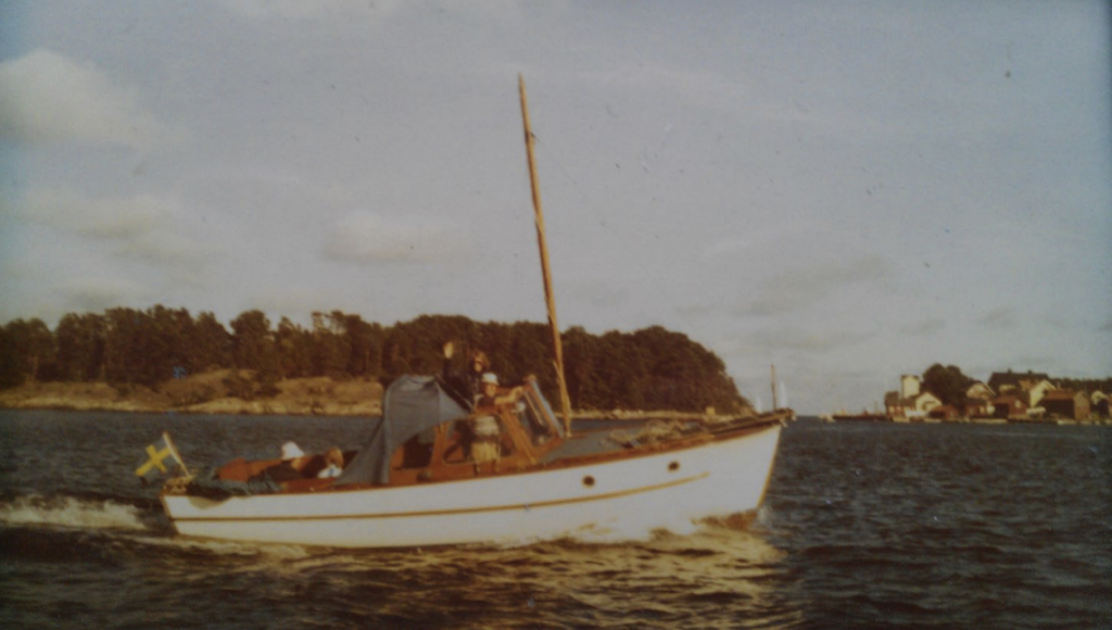CIAMI i Sandhamn 1970, med Telegrafholmen i bakgrunden. Vid denna tid hade vindruta höjts efter Otto Franckes önskemål. Foto: Familjen Francke