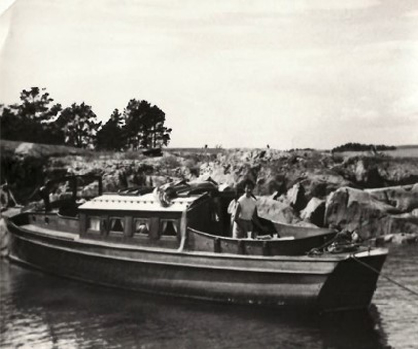 Tidiga fotografier från familjen Söderströms tid med båten kunde jämföras med bilden från Wiking VIs jungfrufärd till Långviksskär 1913. Eftersom båten endast byggdes i ett exemplar kunde man därmed konstatera att Wiking VI var återfunnen. Foto: ur Michael Eklunds samling
