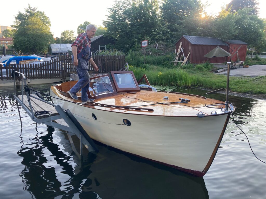 Slutligen kunde CIAMI sjösättas igen. Efter många års arbete kunde Dick Olsson se resultatet av en renovering som räddade båten från en säker skrotning. Foto: Dick Olsson