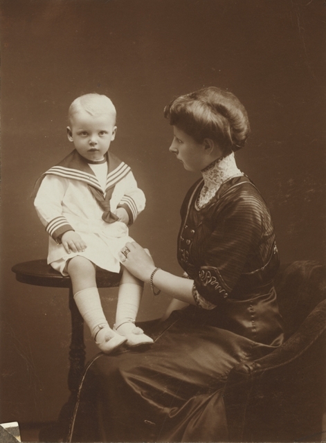 Otto C. Francke med sin mor Elsa Francke (född Ljunggren 1890-05-14 - 1960-10-12). Foto: Landskrona museum
