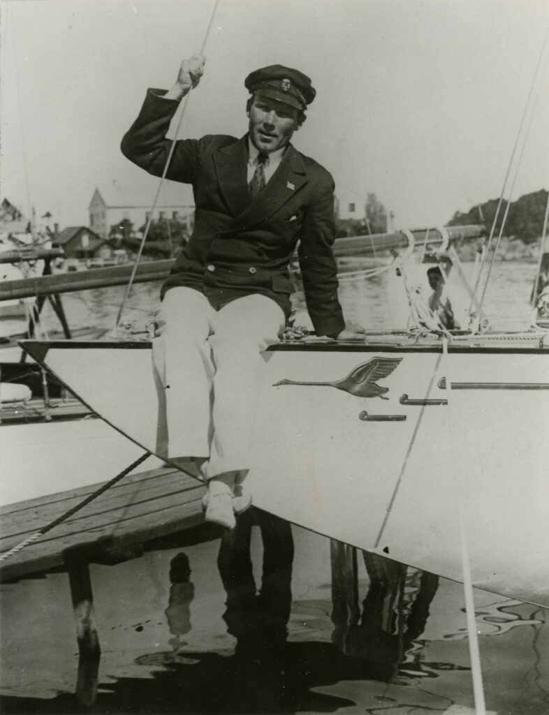 Tore Holm på stäven till R-12:an Princess Svanevit. Holm var en av Sveriges främsta yachtkonstruktörer under 1900-talet. Foto: Oscar Norberg / Sjöhistoriska museet