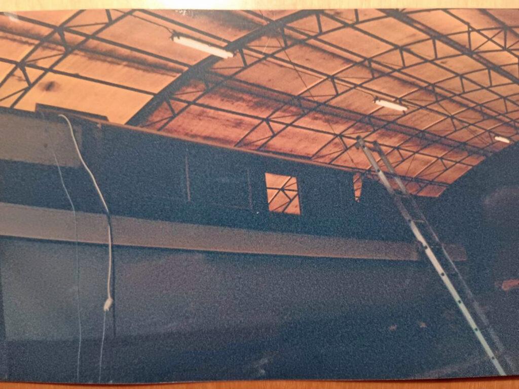 Wiking VI i tälthallen, med en osäker framtid framför sig. Tack vare Michael Eklunds insatser kan hon idag åter berätta sin historia. Foto: ur Michael Eklunds samling.
