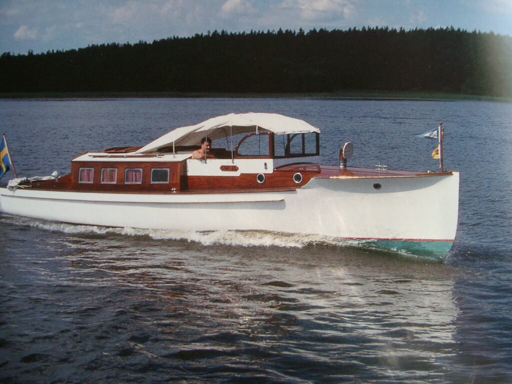 Wiking VI flyger fram över Mälarens vatten, precis så som C.G. Pettersson en gång ritade henne för mer än hundra år sedan. Foto: ur Michael Eklunds samling