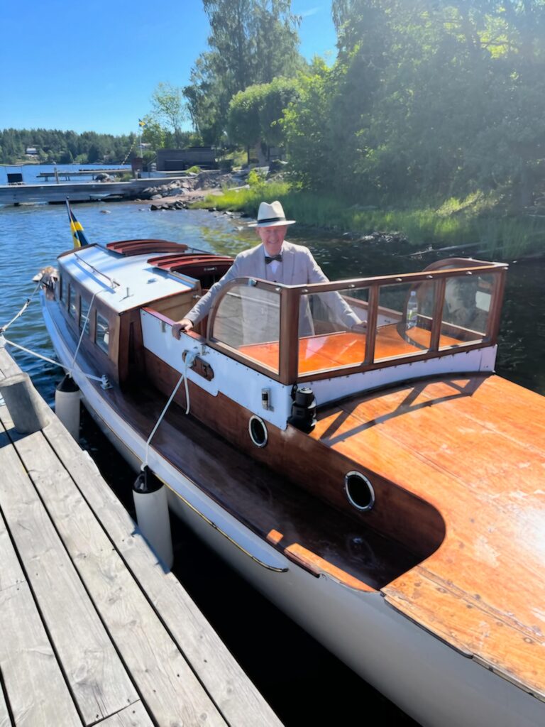 Sedan 2024 förvaltas Wiking VI av Per Hansson. Här ligger hon i sin nuvarande hemmamiljö på Ljusterö inför sin tredje sommar i Stockholms skärgård. Foto: Per Hansson