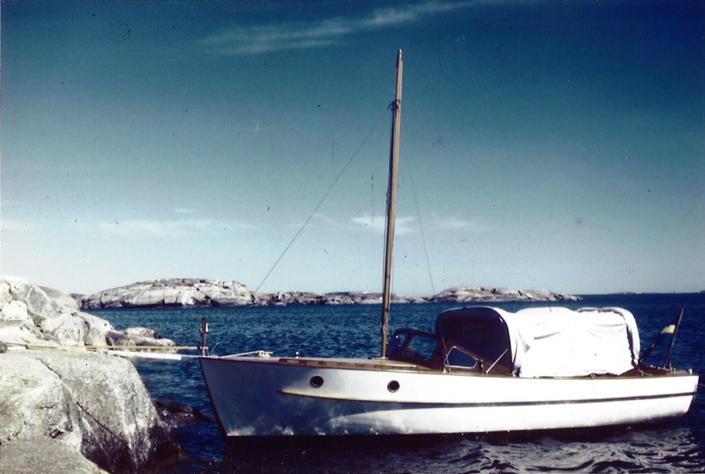 CIAMI vid Alskär utanför Sandhamn 1950. På bilden syns båten med sin ursprungliga låga vindruta. Foto: Familjen Francke
