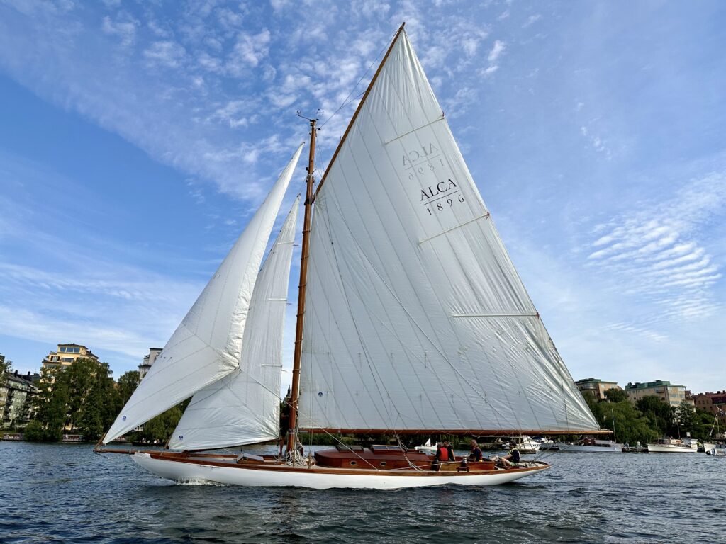 Den gaffelriggade segeljakten Alca, konstruerad av Axel Nygren 1896, utsågs till Årets veteranbåt 2026. Foto: Martin Prieto Beaulieu