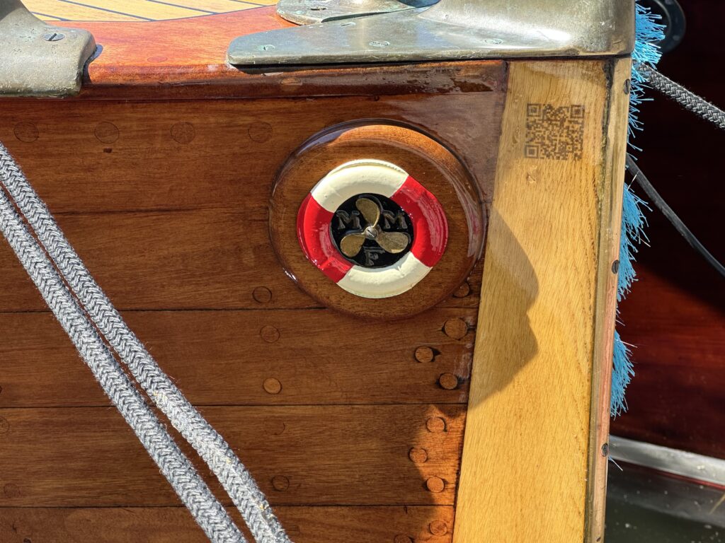 Varje detalj bidrar till helheten. På Silvas för syns MMF-logotypen (Mälarens motorbåts förbund) och en diskret QR-kod som leder vidare till båtens egen webbplats. Foto: Martin Prieto Beaulieu