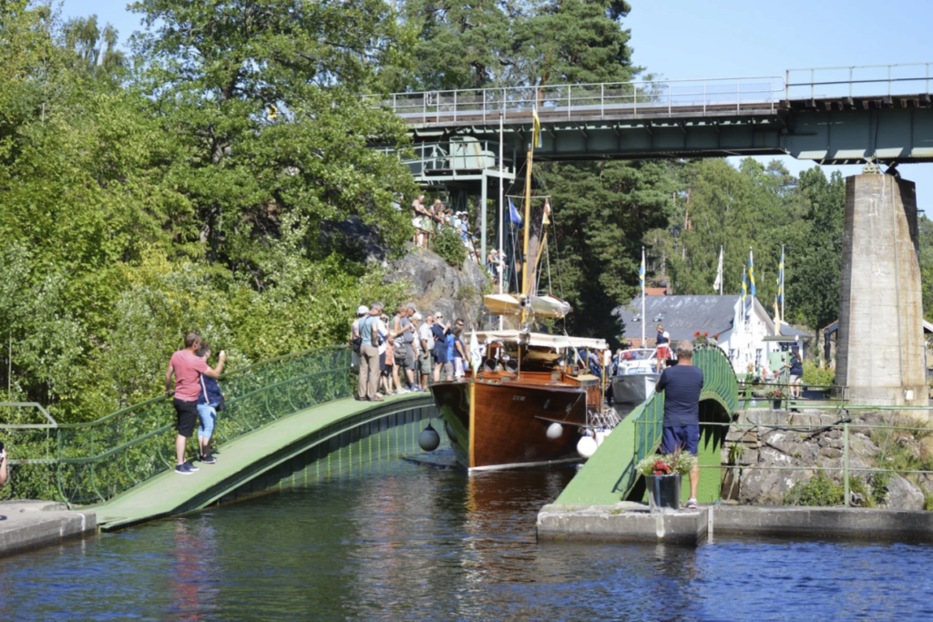 Var Silva än kommer väcker hon uppmärksamhet och beundran. Här passerar hon den välkända akvedukten i Håverud på Dalslands kanal. Foto: Angelica Widström