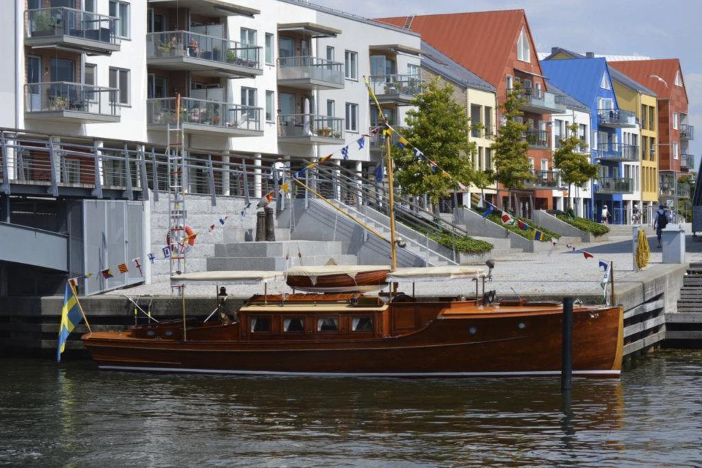 Vackra och tidlösa linjer som passar in, oavsett kuliss, här i Lomma där Silva alltid är välkommen. Foto: Anders Widström