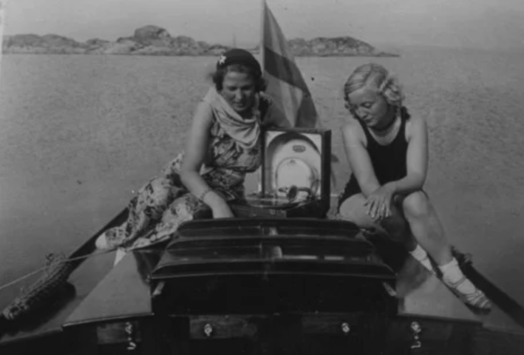 Skärgård och musik hör ihop. En vevgrammofon på akterdäcket väcker frågan: vad lyssnade familjen Rundström på den här dagen? Foto: familjen Rundströms fotoalbum