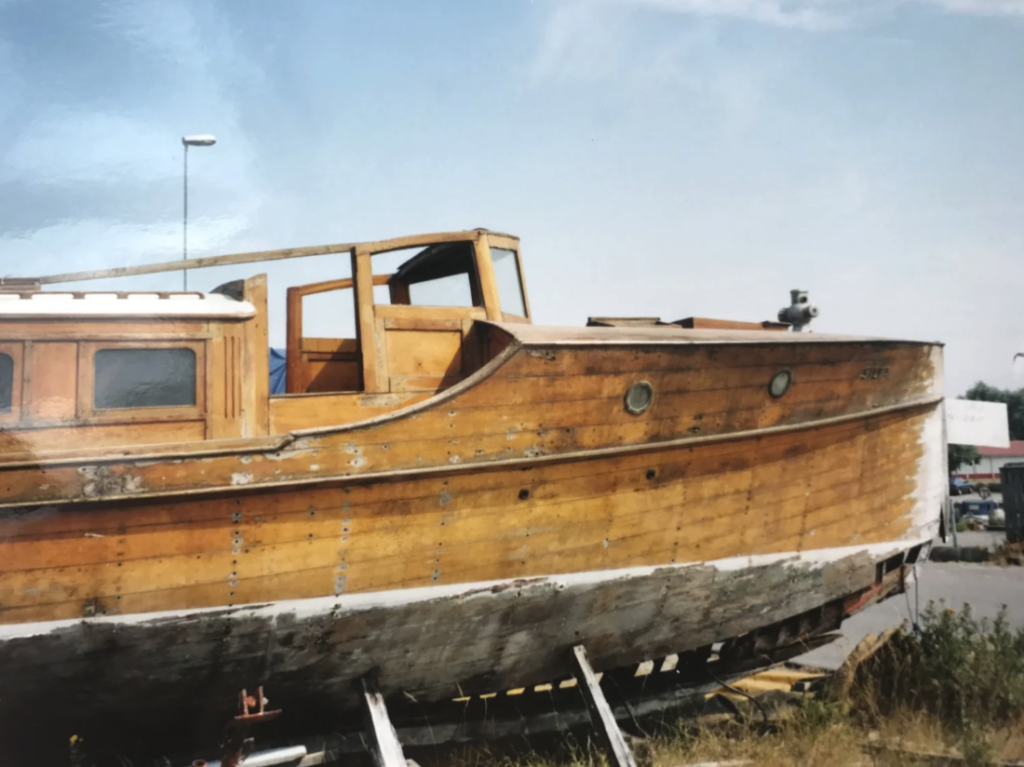 Ett lagom renoveringsprojekt för en småbarnsfamilj på 1990-talet: ett övergivet vrak efter en C.G. Pettersson-ritad salongsbåt från 1923. Foto: Anders Widström
