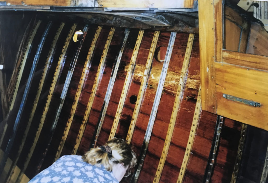 De gamla galvaniserade järnspanten och bottenstockarna ersattes med nytt i rostfritt stål: totalt 48 spant och 24 bottenstockar, samt all skruv och nit som håller konstruktionen på plats. Foto: Anders Widström