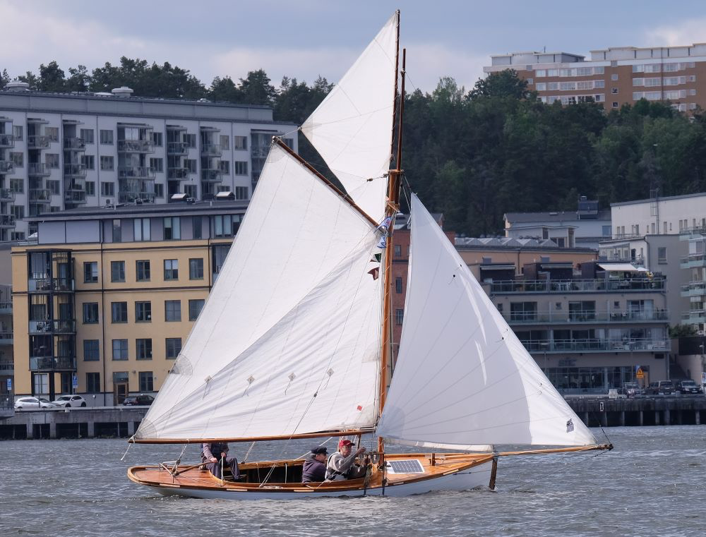 Kummelnäsaren Edda, en kutter från 1886 ritad av K.H. Smith, var Veteranbåtsfestivalens äldsta deltagare – och av många också den vackraste. Foto: Gustaf Holgersson