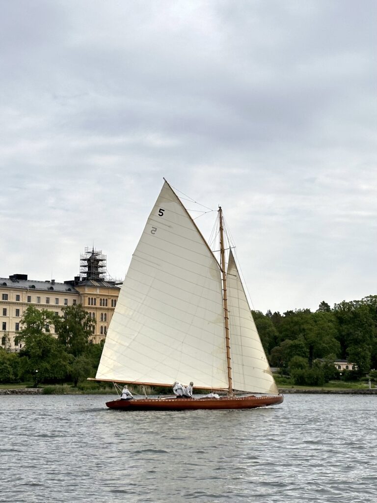 Fenkölsracern Ester, konstruerad av Gunnar Mellgren 1901, hör till de båtar som väcker särskild uppmärksamhet under festivalen. Foto: Martin Prieto Beaulieu