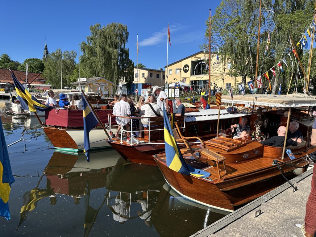 Veteranbåtsfestivalen fyllde Wasahamnen på Kungliga Djurgården med veteranbåtar under helgen den 29–31 maj. Stämningen var god både på land och ombord. Foto: Martin Prieto Beaulieu