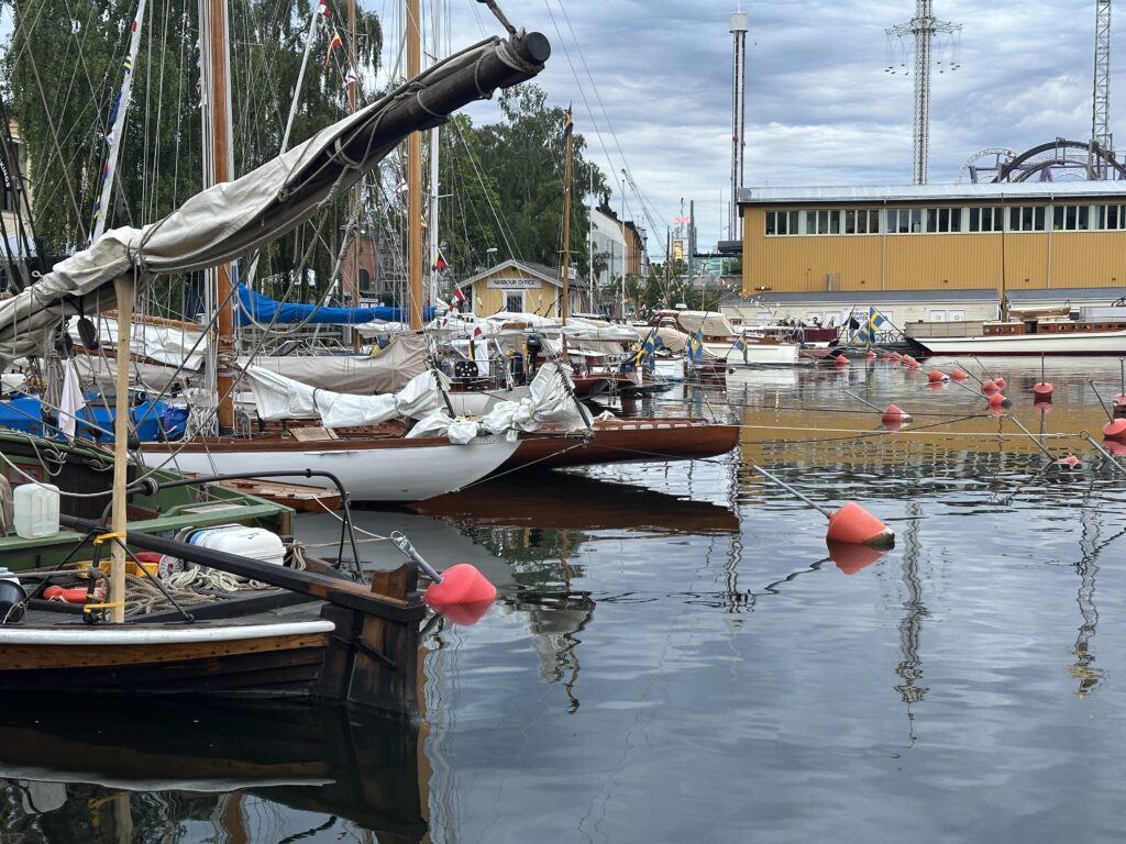 Segelbåtar och motorbåtar sida vid sida i Wasahamnen på Kungliga Djurgården under Veteranbåtsfestivalen 2026. Foto: Martin Prieto Beaulieu