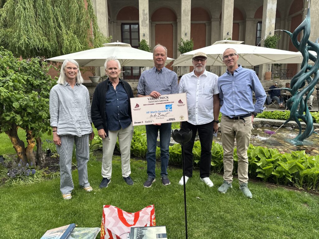 Årets veteranbåt blev den gaffelriggade segeljakten Alca från 1896. Ägaren Gunnar Schrewelius tog emot priset från jury och sponsorer. Från vänster syns jurymedlemmarna Eva Berglund-Thörnblom och Stefan Iwanowski, därefter Gunnar Schrewelius, ägare till Alca, Veteranbåtsföreningens ordförande Dan Thorell samt Krister Bewert från HF Marin Sweden AB. Foto: Martin Prieto Beaulieu